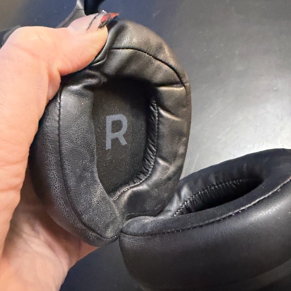 HEAVYS Headphones with Case 
LIVE CONCERT SOUND!!! - Picture 5 of 8